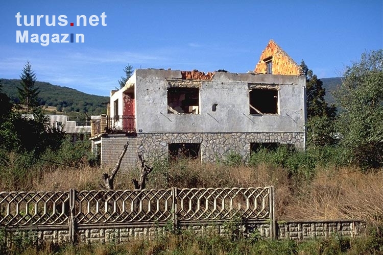 traurige Kriegsspuren in Kroatien - zerstörtes Wohnhaus