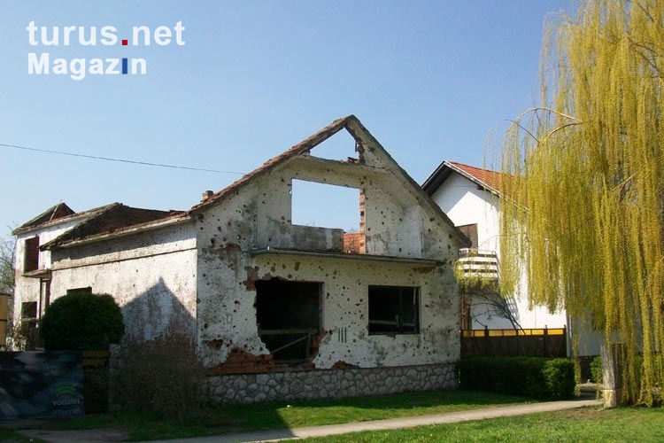 traurige Kriegsspuren in Kroatien - zerstörtes Wohnhaus