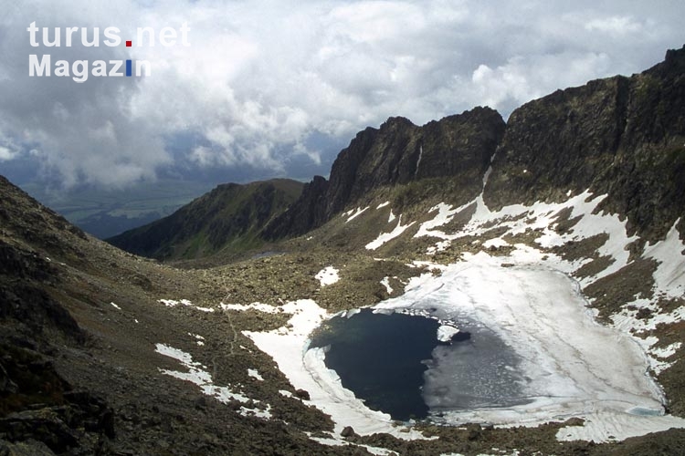 vereister Bergsee in der Hohen Tatra