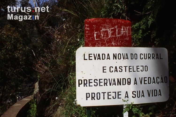 Warnschild an einer Levada auf der portugiesischen Insel Madeira