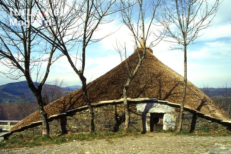 historische Hütte mit Strohdach in O Cebreiro (Galizien)