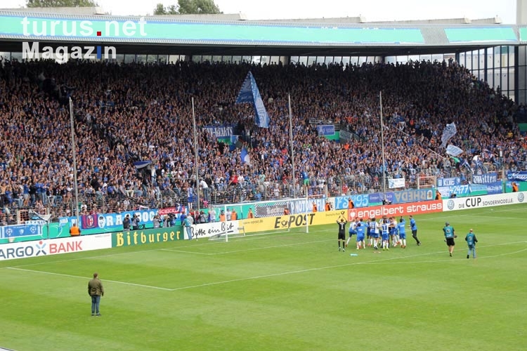 Bochumer Fans und Spieler nach dem Sieg über Stuttgart