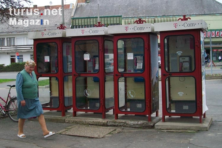 Telefonzellen in einer ungarischen Ortschaft