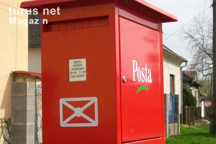 roter ungarischer Briefkasten