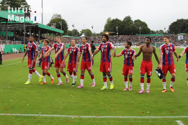 FC Bayern Team vor der Fankurve