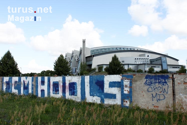 Graffiti an einer Mauer: FCM Hools