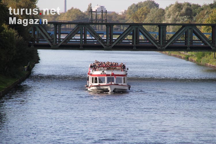 KFC Uerdingen Fans im Boot nach Oberhausen