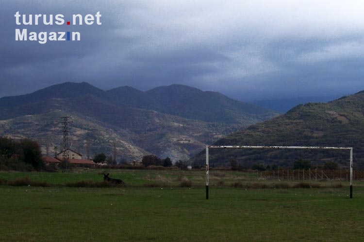 einsamer Fußballplatz in der bulgarischen Ortschaft Petrovo