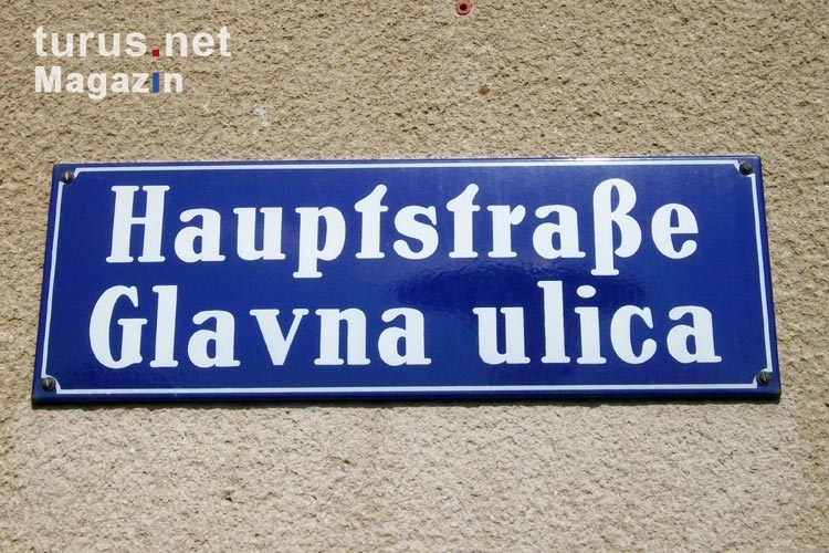 Glavna ulica / Haupstraße in einer Ortschaft mit kroatischer Minderheit