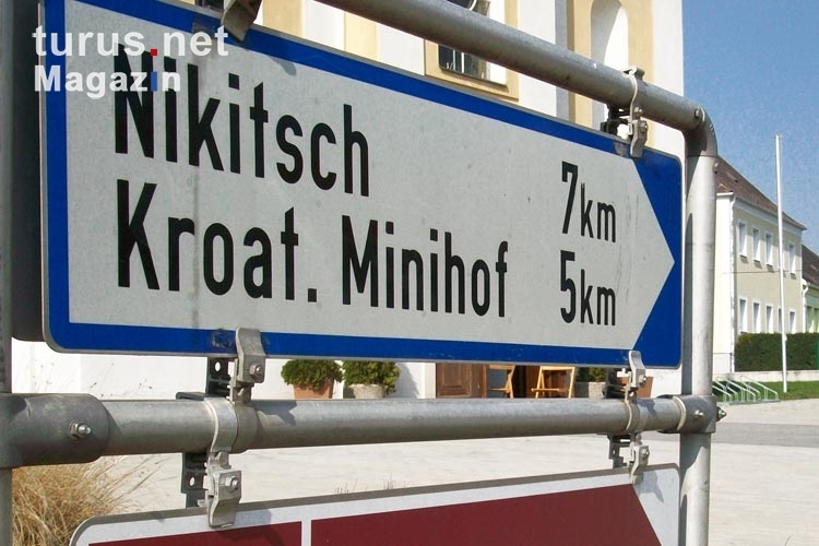 Wegweiser nach Nikitsch und Kroatisch Minihof im im Burgenland im Bezirk Oberpullendorf in Österreic