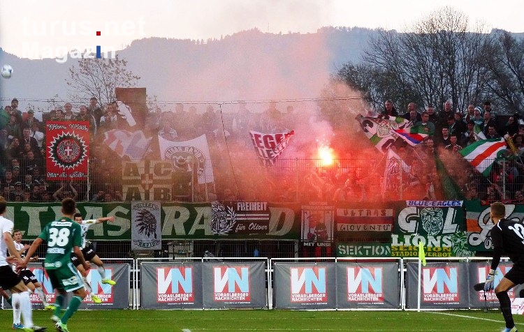 SK Rapid Fans zünden Pyrotechnik in Altach