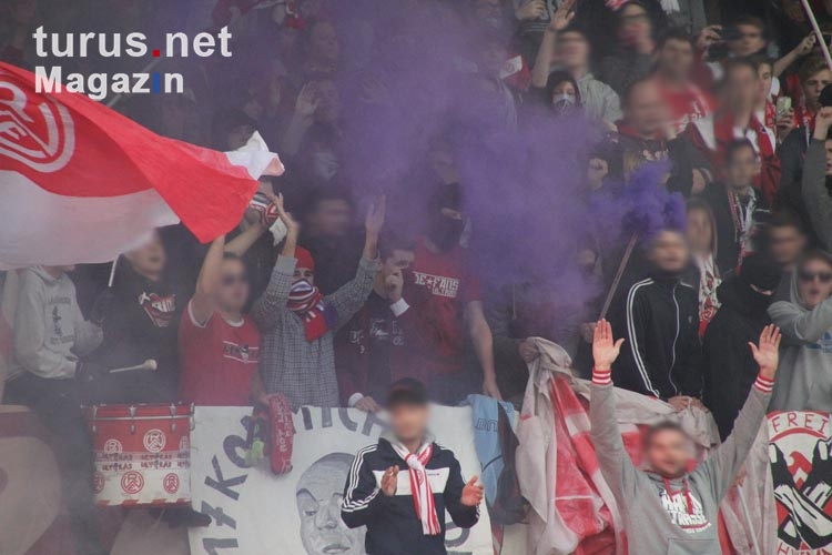 RWE Fans zünden Pyro beim KFC Uerdingen