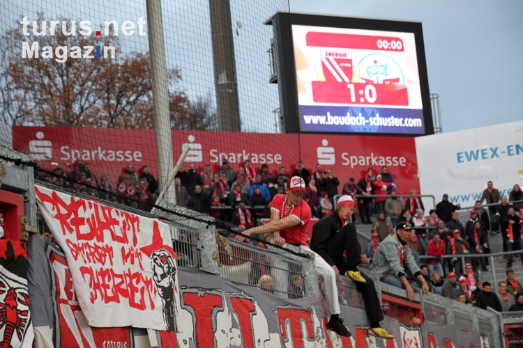 FC Energie Cottbus feiert Sieg gegen Hansa Rostock