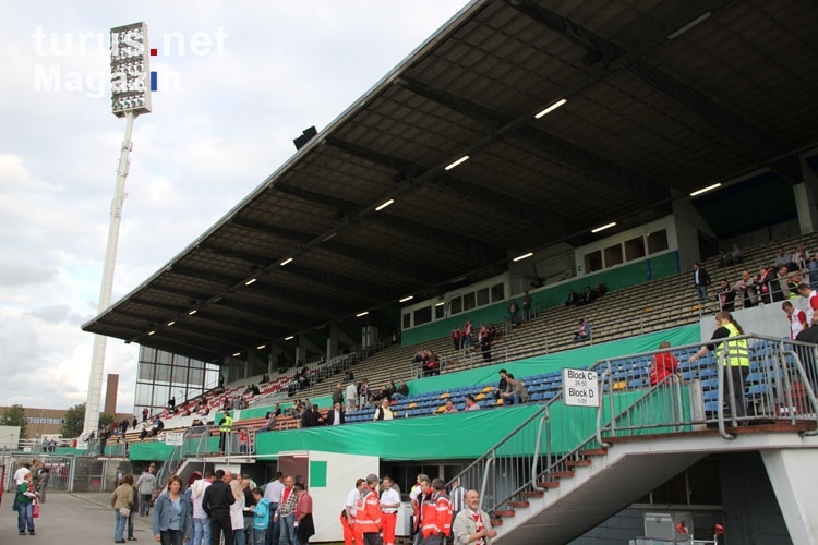 Sitzplatztribüne Georg Melches Stadion
