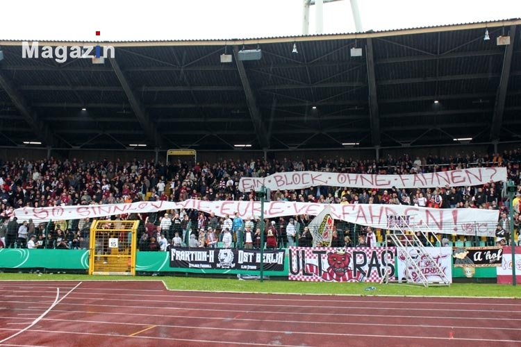 Spruchband der Ultras & Fans des BFC Dynamo beim Pokalspiel gegen Kaiserslautern