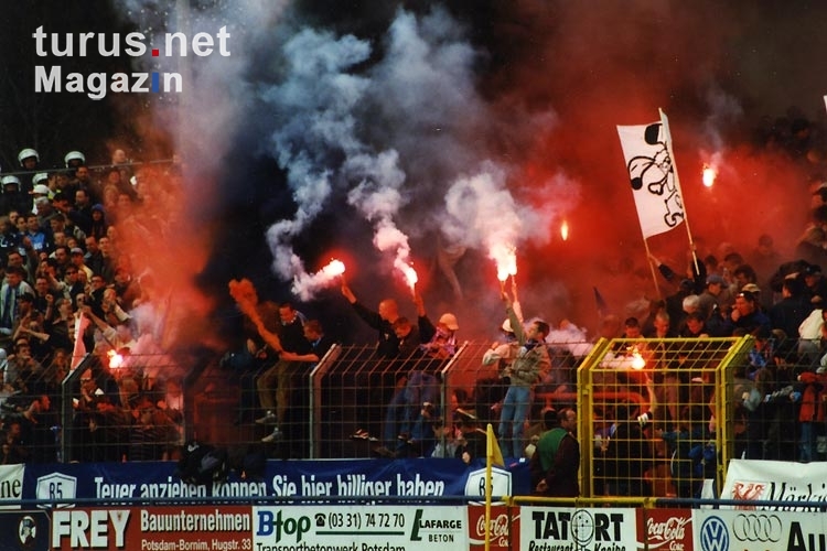 Fans und Ultras des SV Babelsberg 03 beim Heimspiel gegen Union Berlin, 2000/01