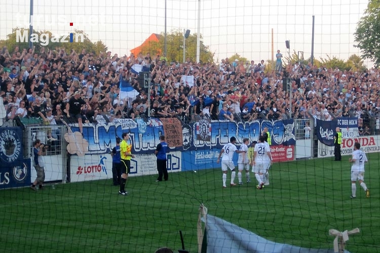 Spieler, Fans und Ultras des SV Babelsberg 03 feiern den 3:0-Sieg gegen den FC Rot-Weiß Erfurt