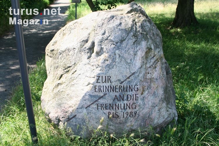 Gedenkstein - Zur Erinnerung an die Trennung, am ehemaligen Berliner Mauerstreifen