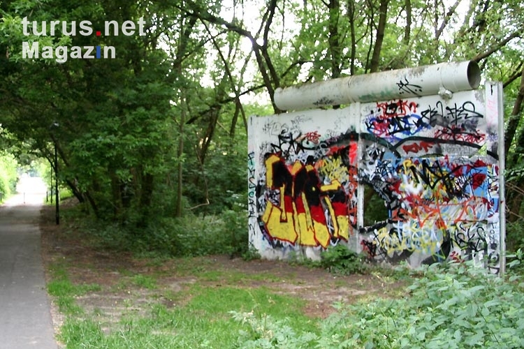 Graffiti an Mauersegmenten der ehemaligen Betonsperrmauer
