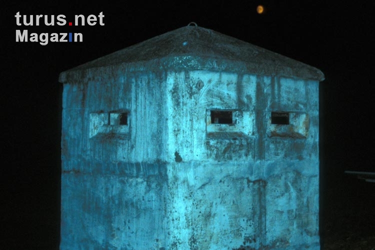 Beobachtungsbunker der DDR-Grenztruppen bei Nacht im Mondschein