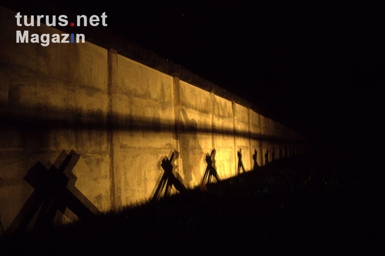 Schatten an der Betonsperrmauer in Hötensleben bei Nacht