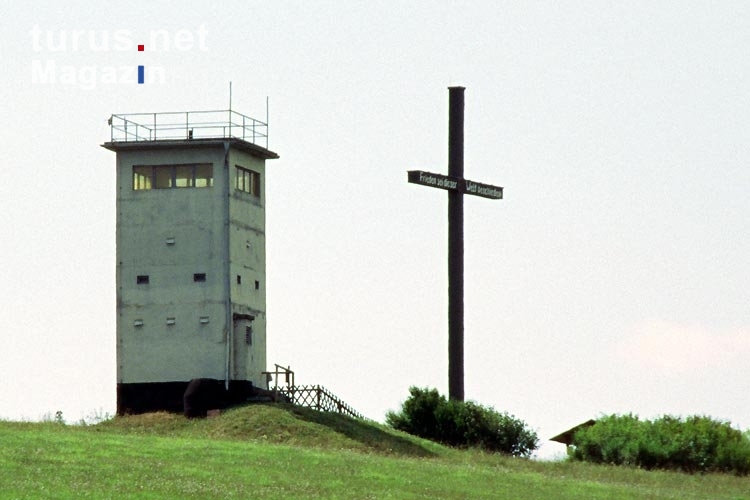 Grenzturm bei Henneberg mit großem Holzkreuz
