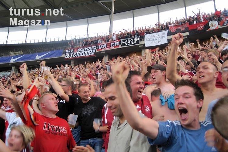 Torjubel bei den Club-Fans: 1:0 des 1. FC Nürnberg bei Hertha BSC im Berliner Olympiastadion