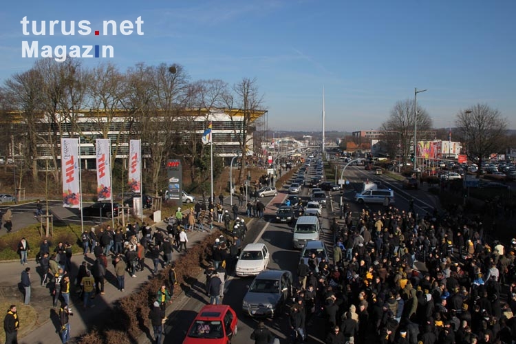 Marsch Aachener Fans zum Stadion
