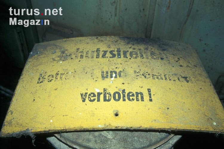 Schutzstreifen, verstaubtes Schild in einer ehemaligen Kaserne der DDR-Grenztruppen