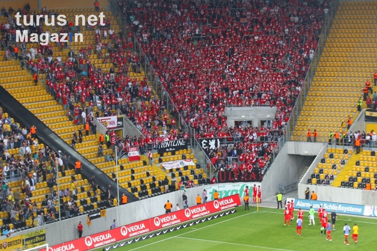 Redebedarf nach dem Spiel in Dresden: Spieler des 1. FC Union Berlin bei ihren Fans