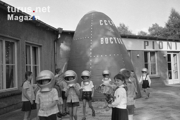 Junge Pioniere spielen Vostok-Kosmonauten