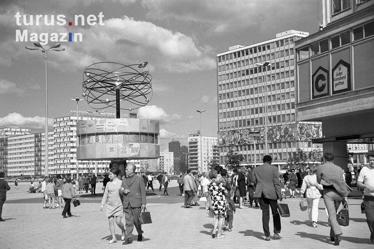 Alexanderplatz mit Weltzeituhr in Ostberlin, Anfang der 70er Jahre