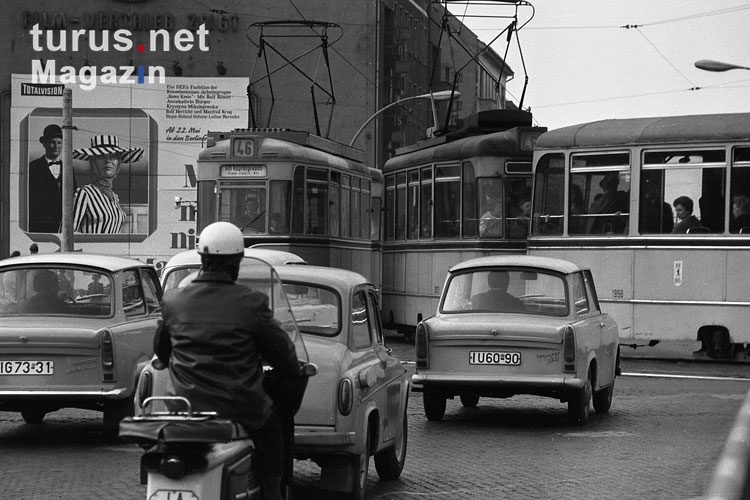 Straßenverkehr in Ostberlin, Anfang der 70er Jahre, Straßenbahn, Autos und Mopeds