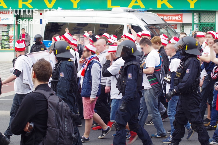 Marsch der Slavia Fans zum Prager Derby
