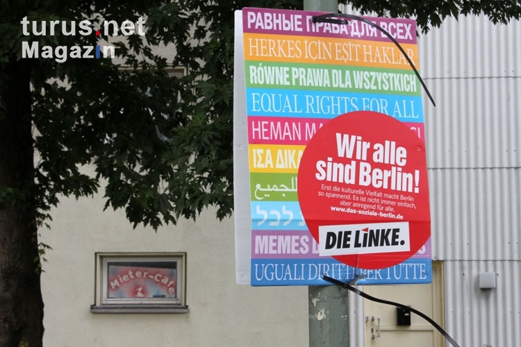 Wahlplakat der Partei Die Linke in einem Neubaugebiet von Berlin-Neukölln