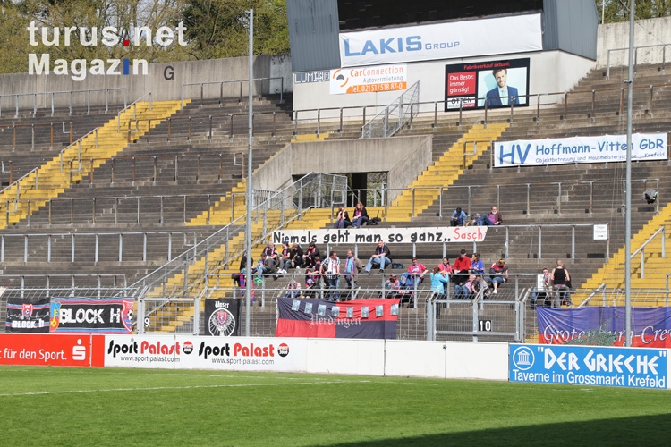 Fans von Uerdingen im Spiel gegen RWO