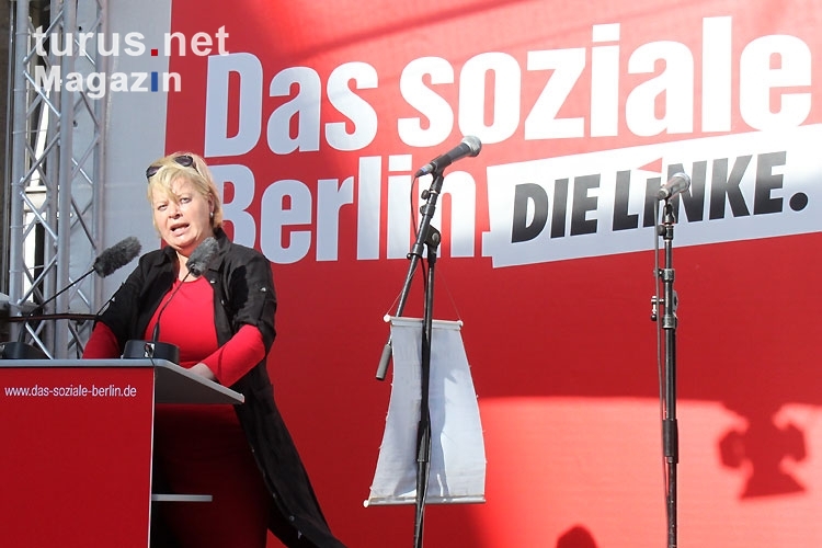 Gesine Lötzsch, Parteivorsitzende der Partei Die Linke beim Wahlkampf in Berlin-Neukölln
