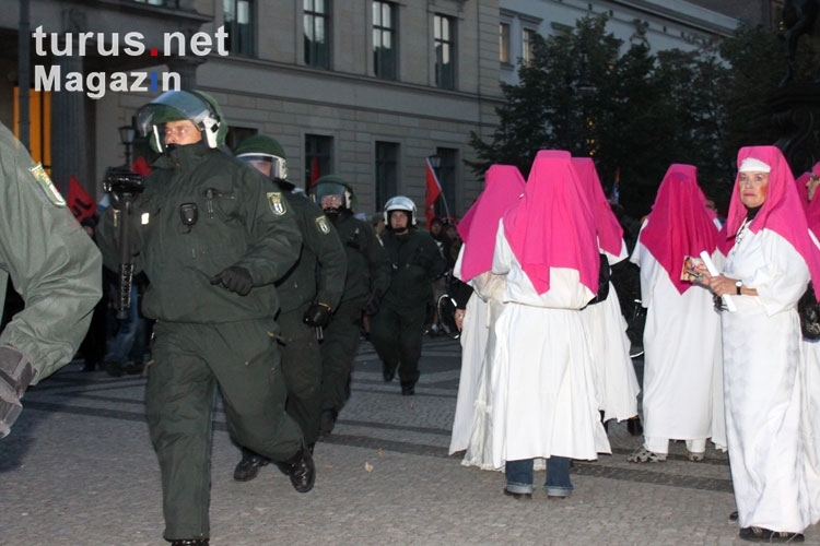 Polizei rennt an Nonnen vorbei, Anti-Papst-Demo 22. September 2011 in Berlin