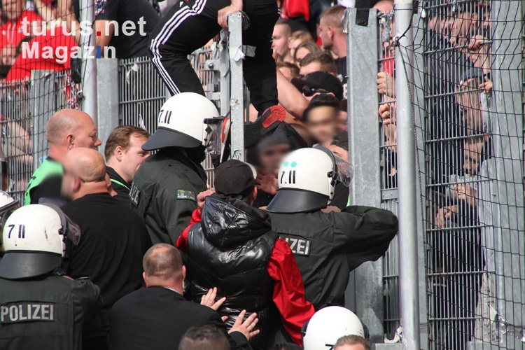 Polizeieinsatz: RWE Fans nach dem Pokalsieg