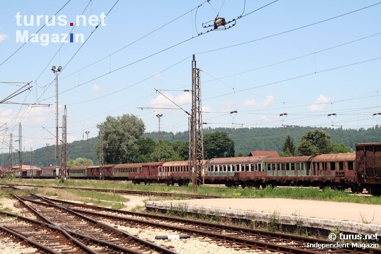 abgewrackte Eisenbahnwaggons am Bahnhof von Banja Luka in Bosnien & Herzegowina