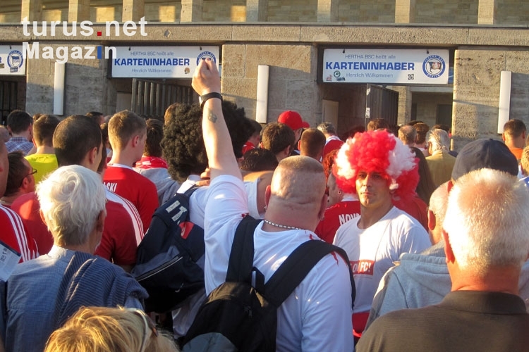 Anhänger des 1. FC Köln vor dem Berliner Olympiastadion am Einlass