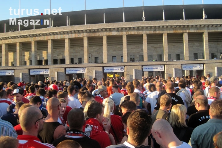 Anhänger des 1. FC Köln vor dem Berliner Olympiastadion am Einlass