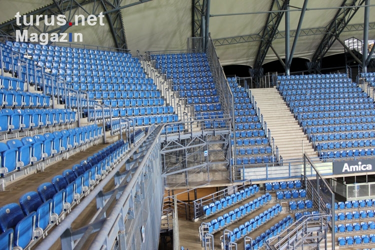 blaue Sitze im polnischen EM-Stadion Miejski in Poznan (Posen)