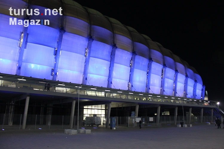 blau beleuchtete Außenfassade des Stadion Miejski in Poznan (Posen), Polen