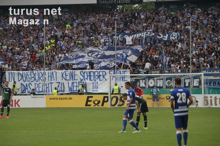 Duisburg Fans mit Schalke Fahnen