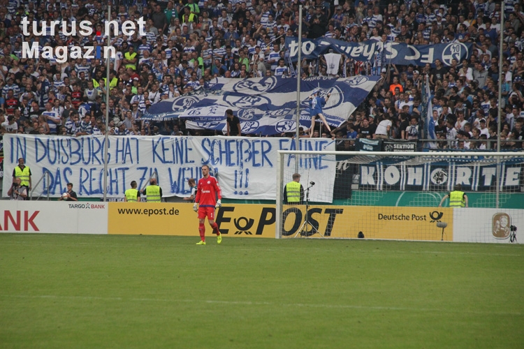 Duisburg Fans mit Schalke Fahnen