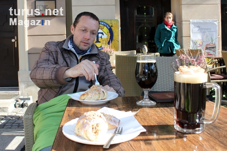 Gebäck und heißes Bier auf dem Marktplatz von Poznan (Posen)