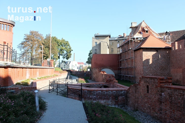 Reste und Fundamente der historischen Stadtmauer von Poznan (Posen)