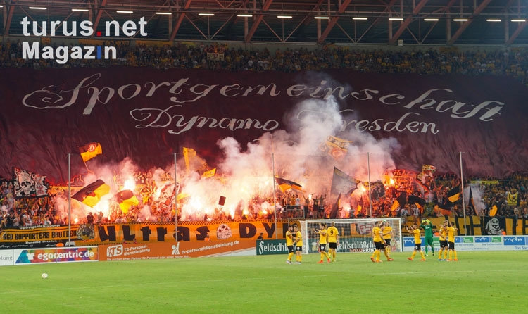 Dynamo Dresden feiert Sieg gegen Erfurt