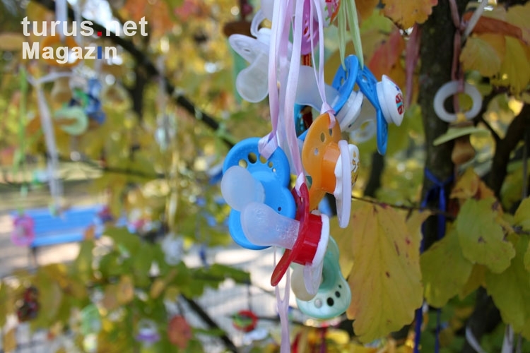 Der Schnullerbaum im FEZ Berlin, Kinder hängen dort ihre geliebten ausgedienten Nuckel an die Zweige